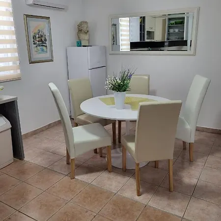 Kaja Apartment *