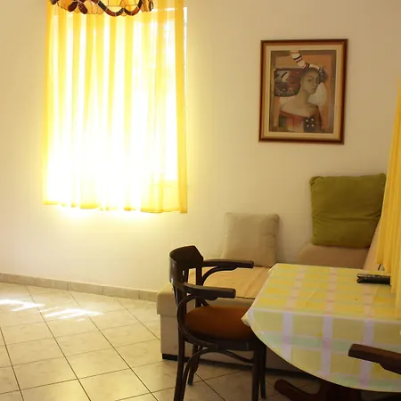 Maris - Renovated 2026 Daire Pag Town